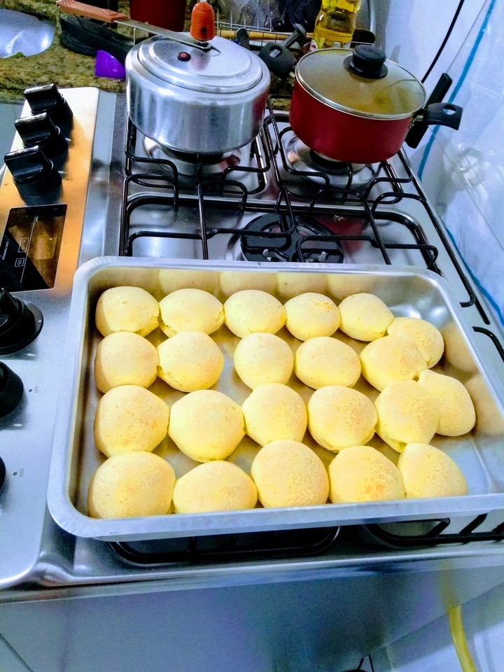 pão de queijo feito na hora!!.