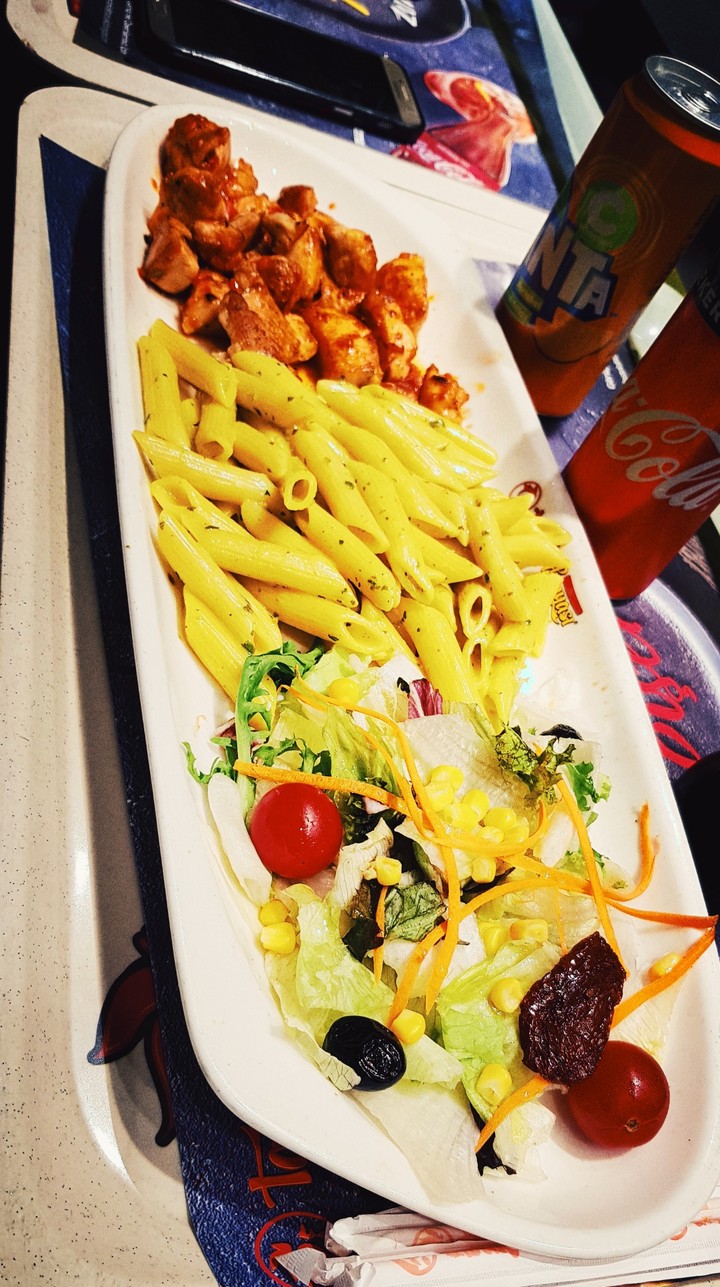 سلطة ومكرونة و دجاج / Salad, pasta and chicken