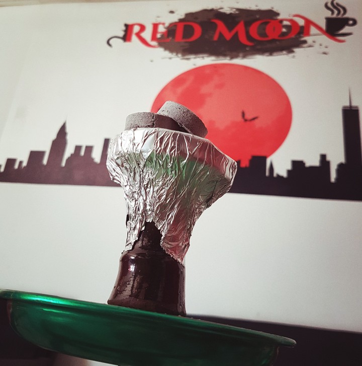 un salon de thé magnifique avec de bonnes chichas