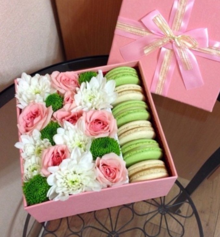 Macaroons and flower