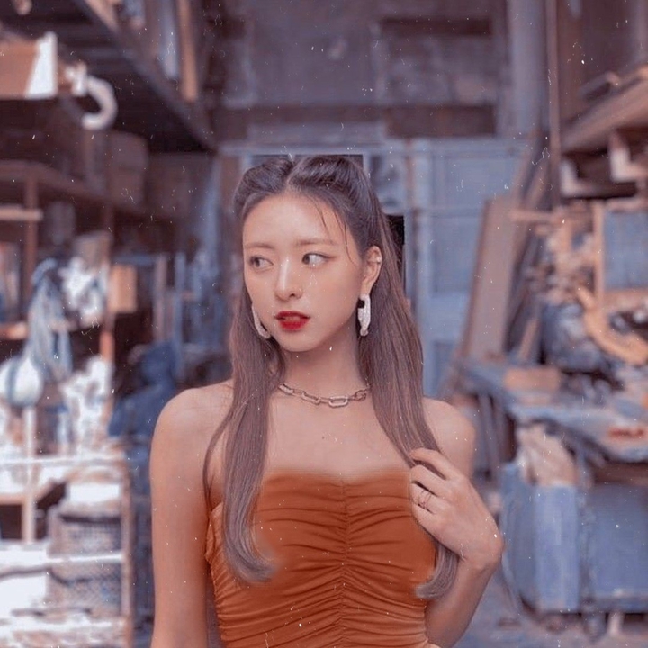 golden maknae YUNA from ITZY_just K-pop_✌