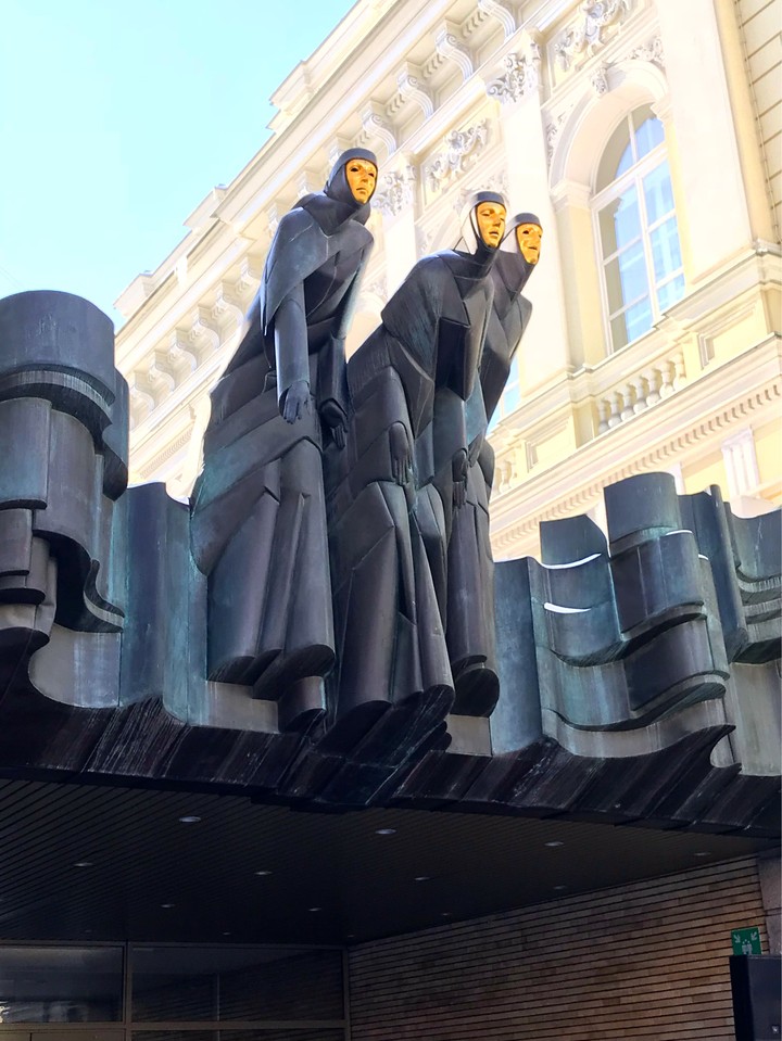 statue
