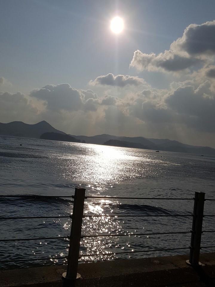 바다위에태양