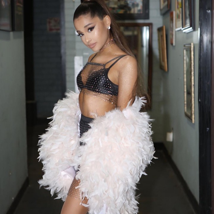 Ariana Grande *Rule the world*..............