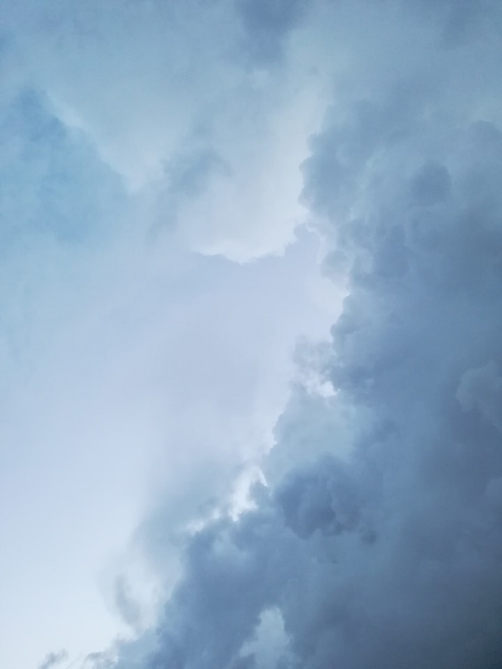 The kiss of the cloud man before the downpour