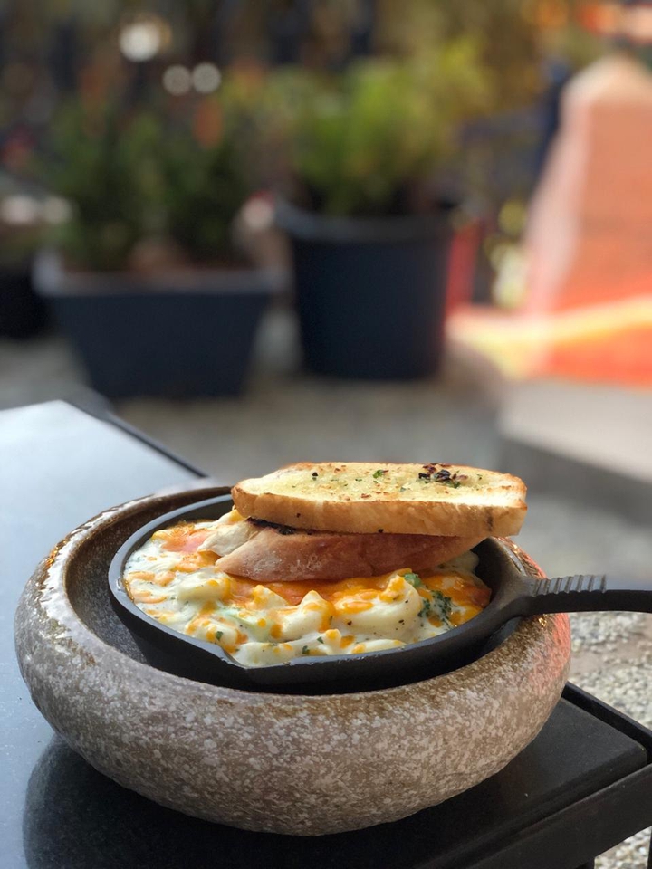 Food - Garlic bread with pasta