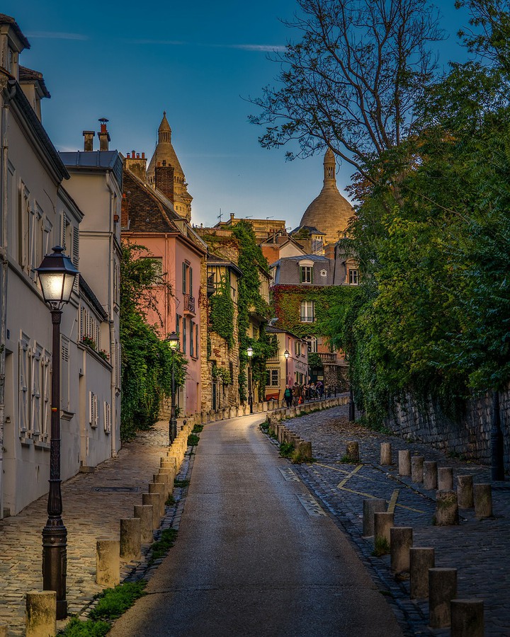 quiet street in Montmartre