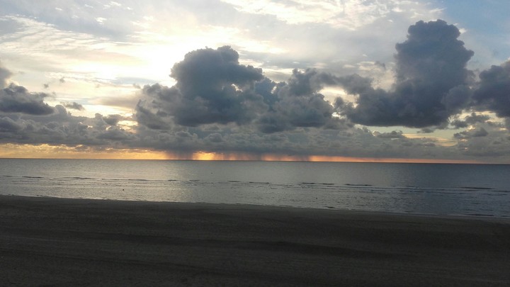 les nuages caressant la mer