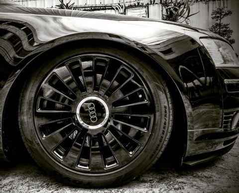 The beauty of low & black
