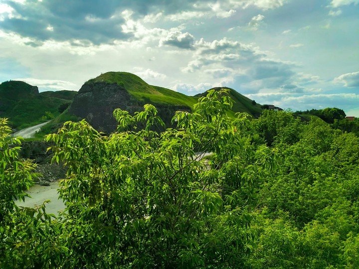 Весна, зелень, холм