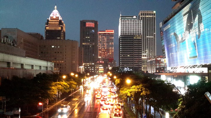 台北信義區街頭夜景