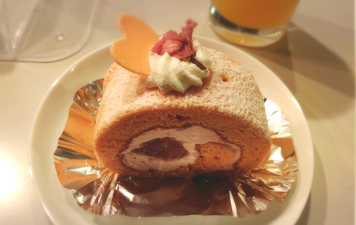 桜ロールケーキ
