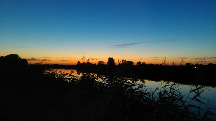 Sonnenuntergang am Kanal