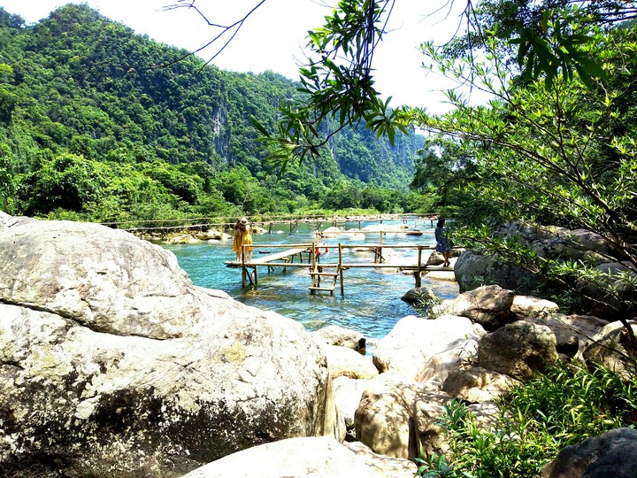 Thiếu nữ bên suối