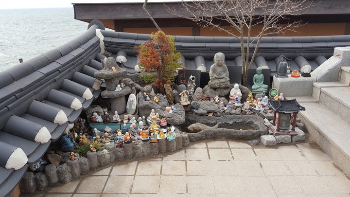 충남  간월암에서...