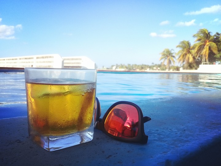 Sun, pool, Rum