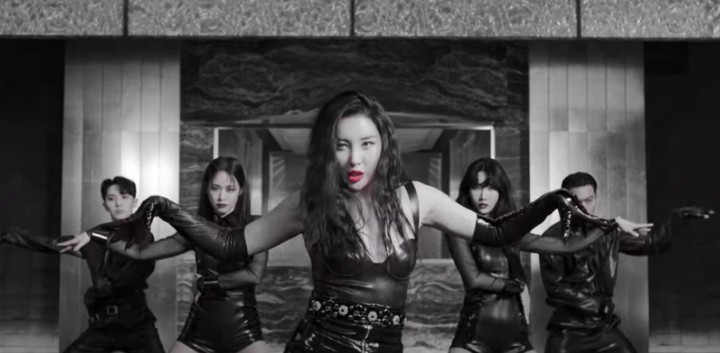Korean singer Sunmi's tail album