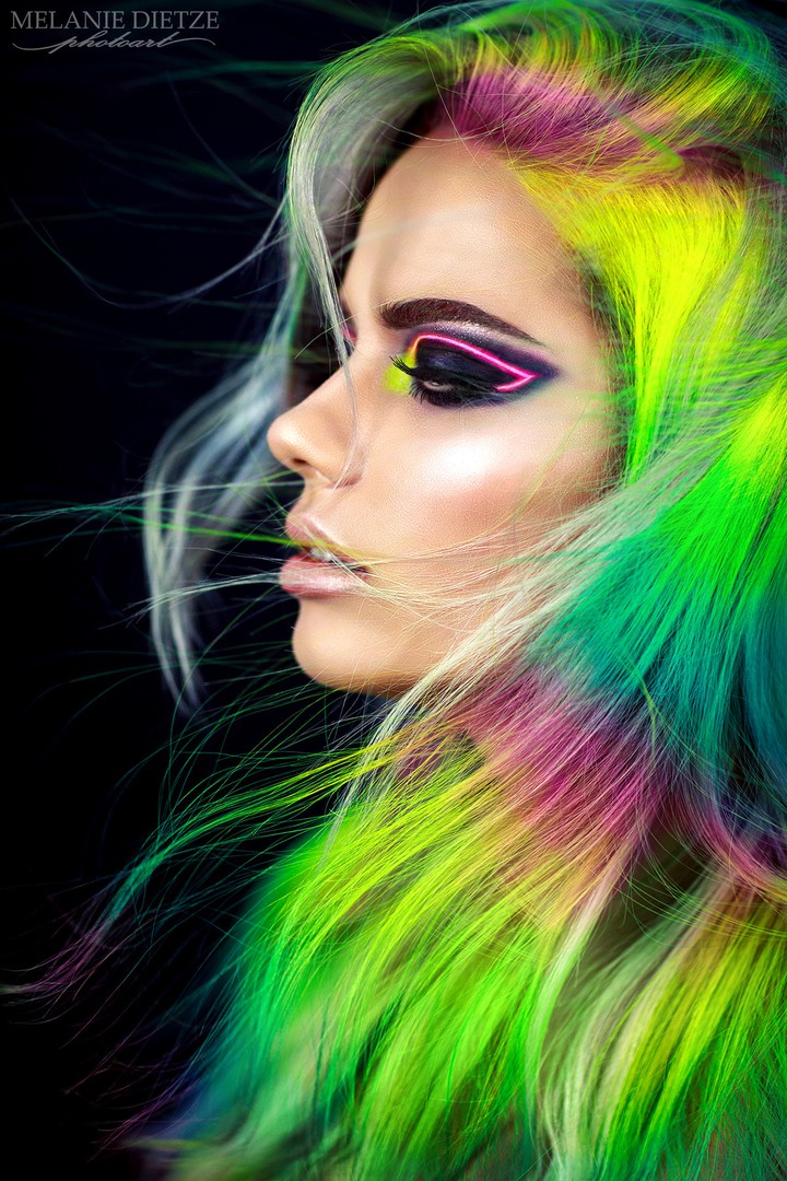 Neon
+ Melanie Dietze