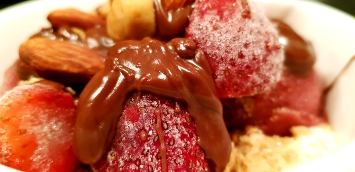 un postre para cena#fresas#chocolate#yogurt#almendras