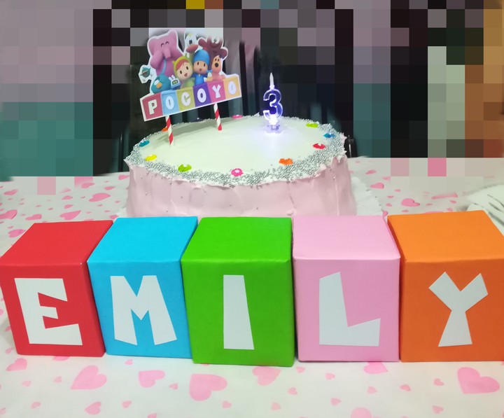 cumple ?