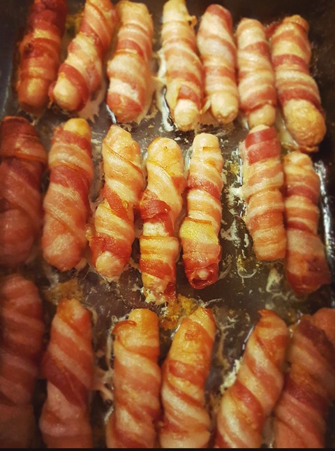 pigs in blankets .