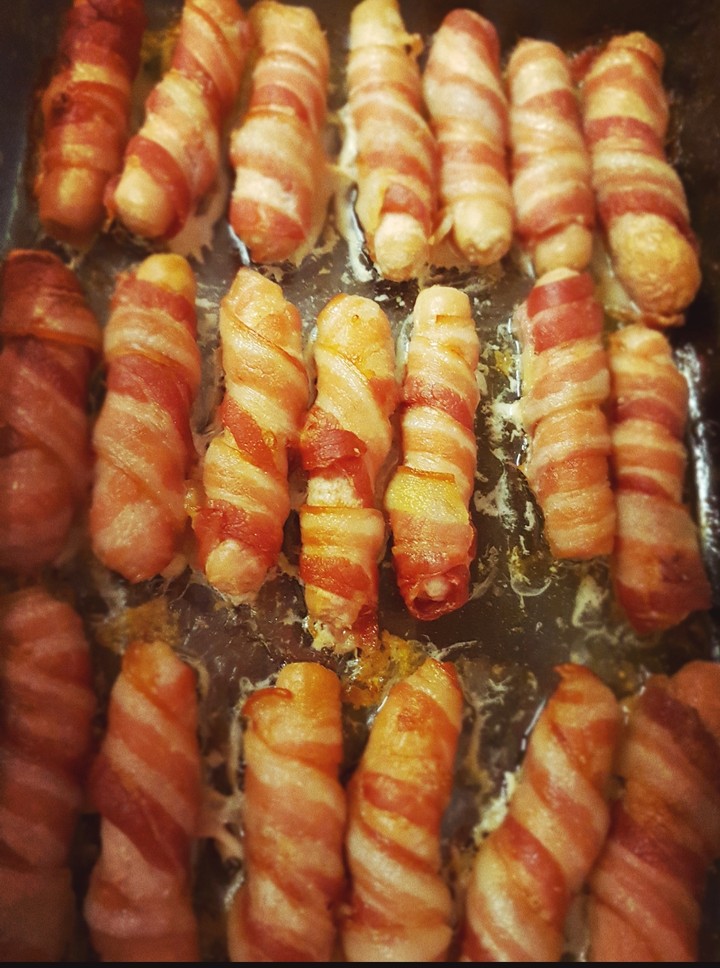 pigs in blankets .