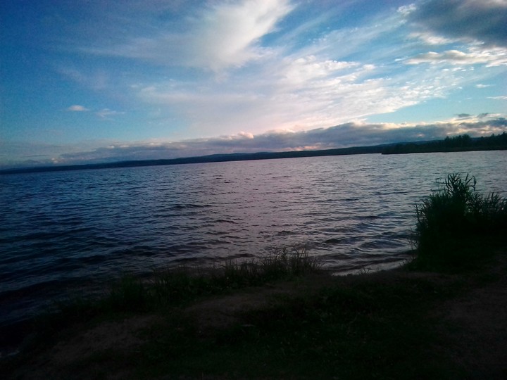 у озера