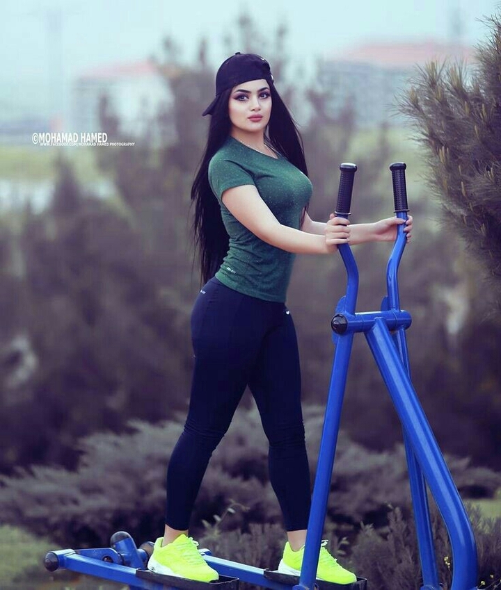 ،