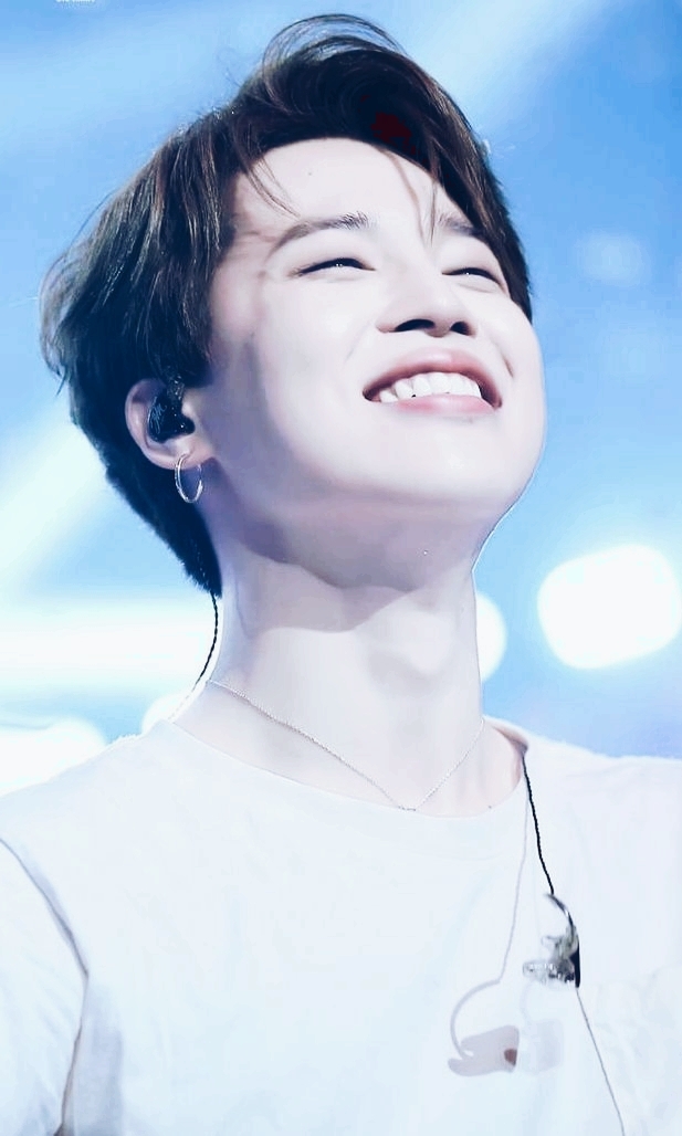 His smile is so bright i'm blinded lol