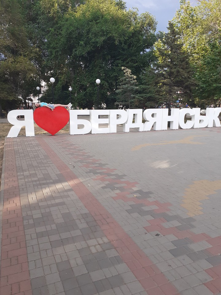 р