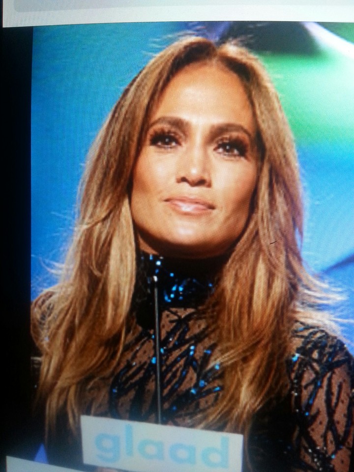 5 photos:who is she?