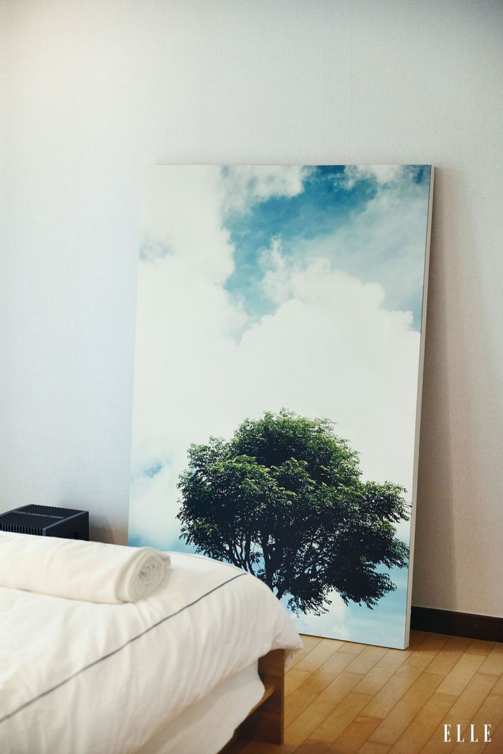 침실에 놓인 그림 한폭