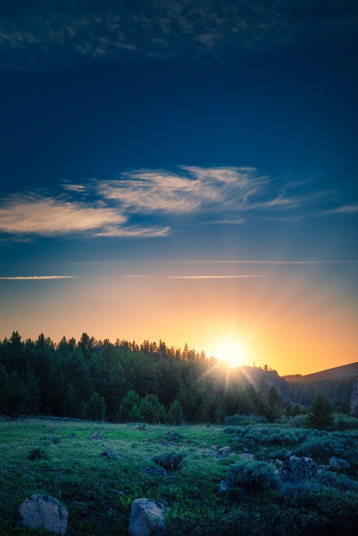 Sunshine in Mountains HD