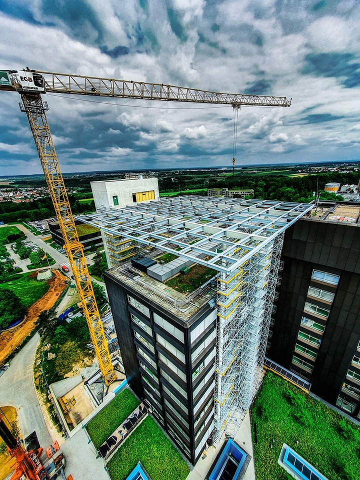 Új épület/New building/Nuevo edificion