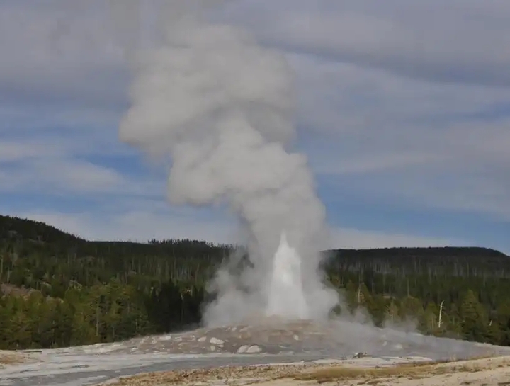 Yellowstone Great Geyser Group: Upper Basin