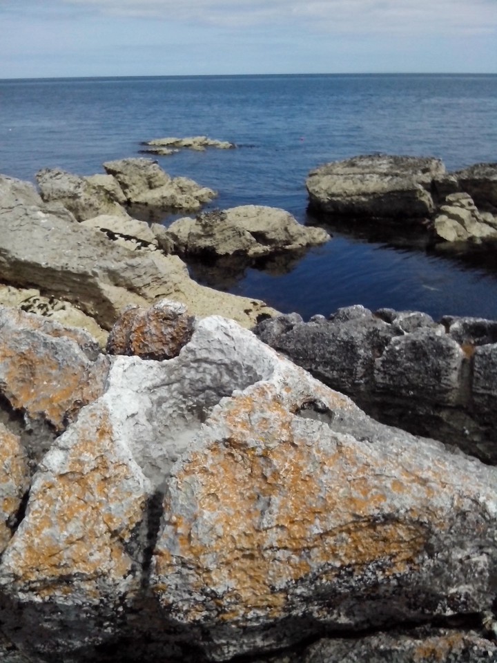 Rock and ocean :*