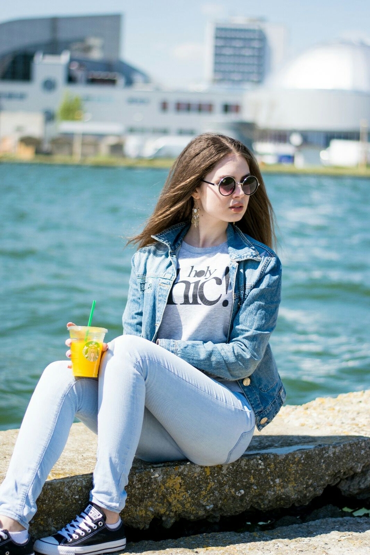 girl and starbuks