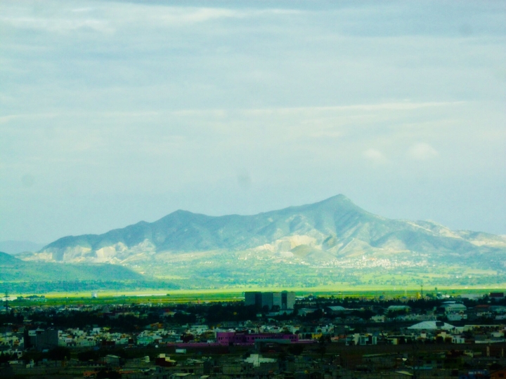 Monte en lo alto desde abajo.