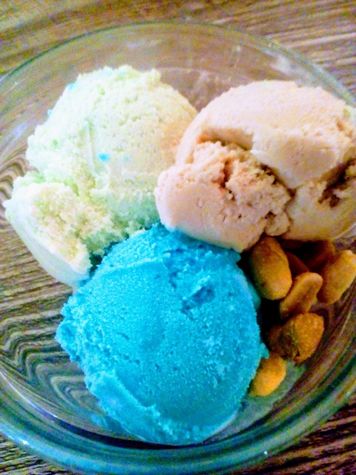 Eis mit pistaziennüßen.