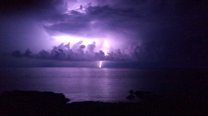 Cielo viola con lampi