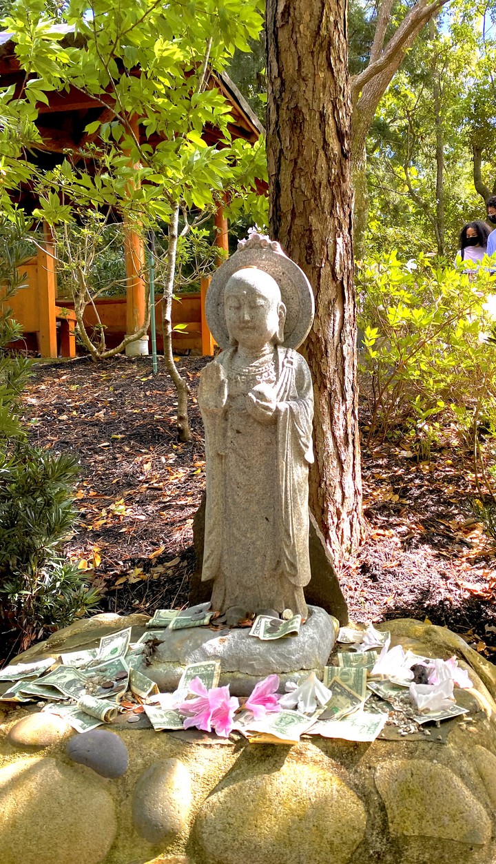 statue
