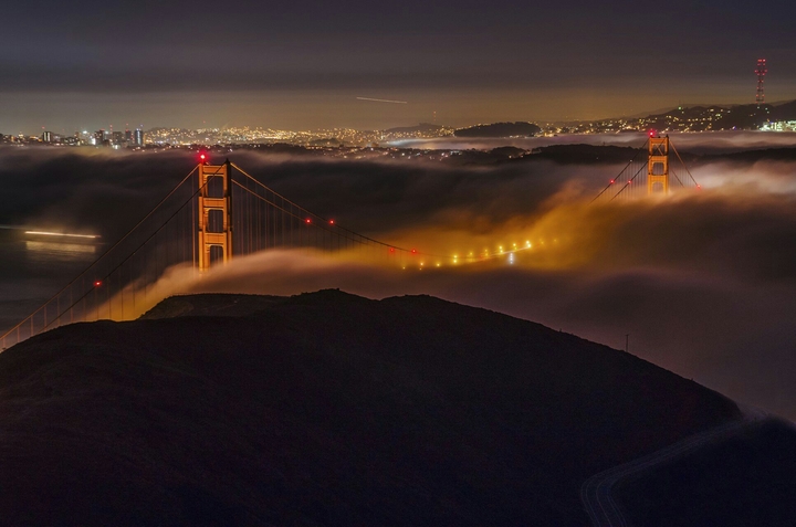 Un pont sous le brouillard