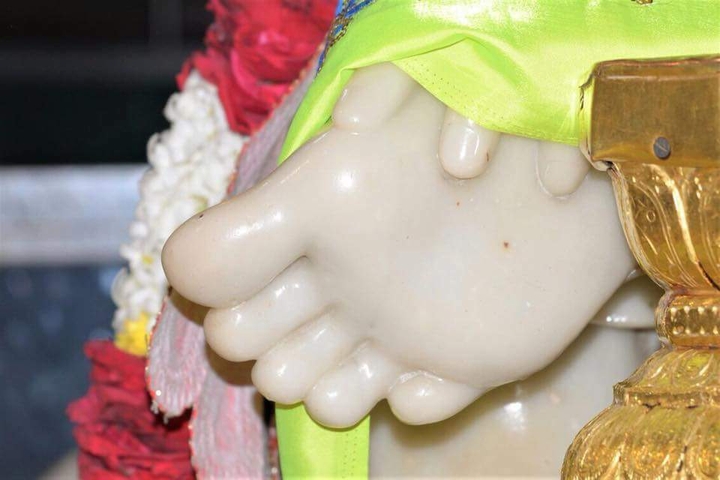 बाबा के चरण-कमल