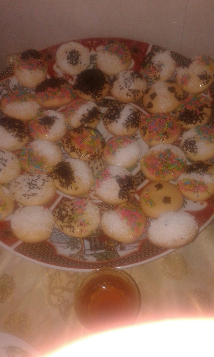 tea and cookies at home
