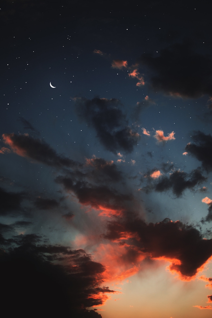 nuvens ao anoitecer