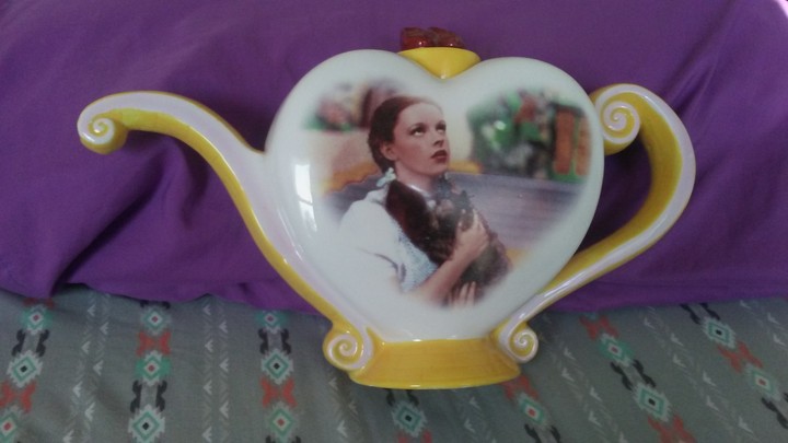 tea kettle with Wizard of Oz on Julie Garland and Toto