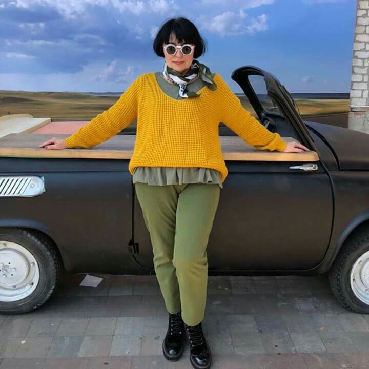 Жінка в круглих окулярах...