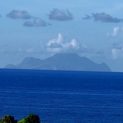 La isla Sabas, antiguamente fue la forma de un volcan ahora es una pequeña isla. Donde viven persona