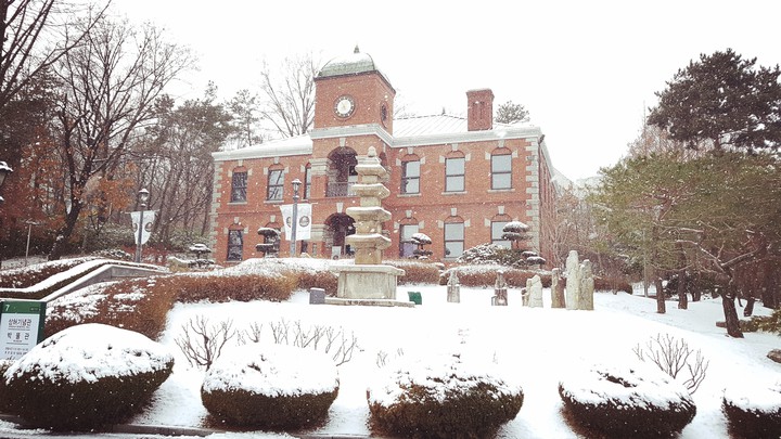 Snow time in Seoul South Korea. konkuk university museum