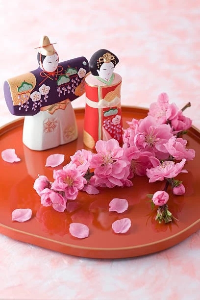 peach blossoms & hina dolls